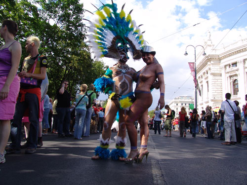 Bodypaint bei der Regenbogenparade 2007